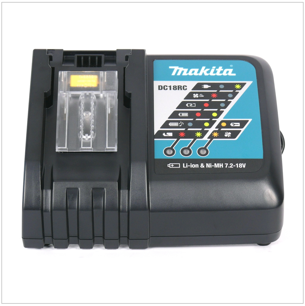 Ein schwarzes Makita DC18RC-Akkuladegerät. Es hat einen transparenten Ladeschacht links und eine blaue Tafel mit Kontrollleuchten rechts.