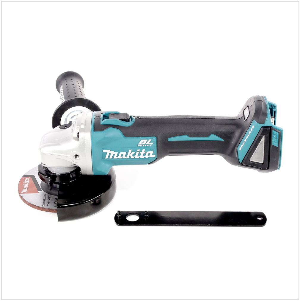 Makita Akku-Winkelschleifer auf Weiß. Er hat einen schwarzen Griff, einen türkisfarbenen Körper und eine silberne Schleifscheibe.