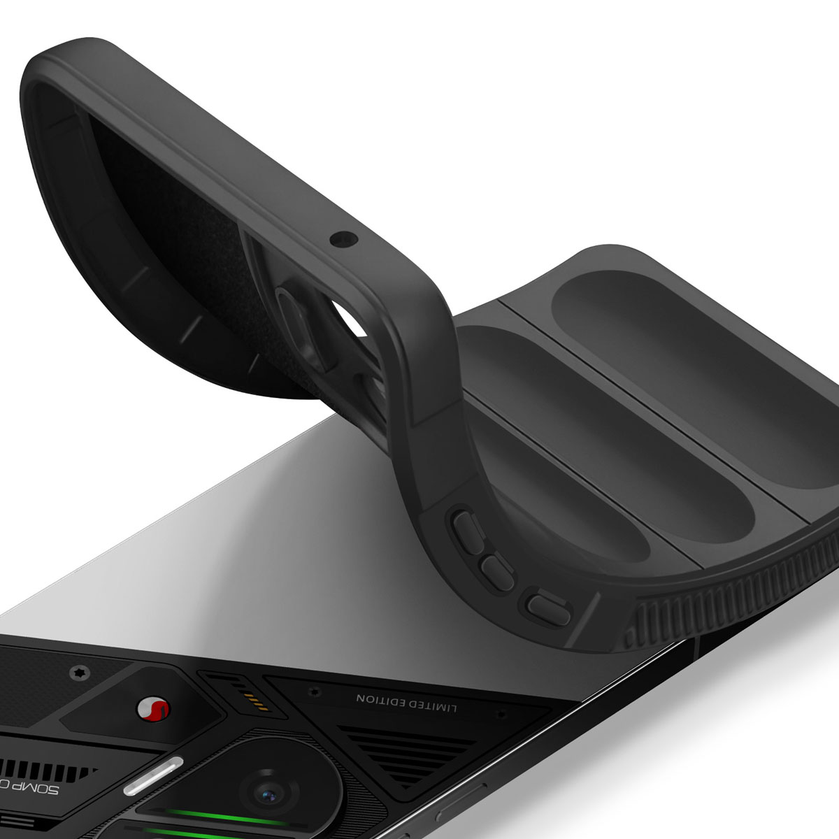Una custodia nera per telefono è parzialmente aperta, rivelando il telefono. Il telefono ha un design complesso con la scritta 'EDIZIONE LIMITATA'.