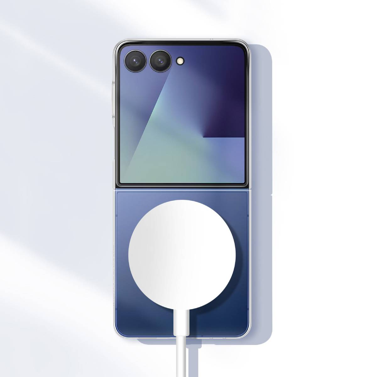 Ein Smartphone im Flip-Design wird kabellos geladen. Das Telefon ist blau und hat ein weißes Ladepad.