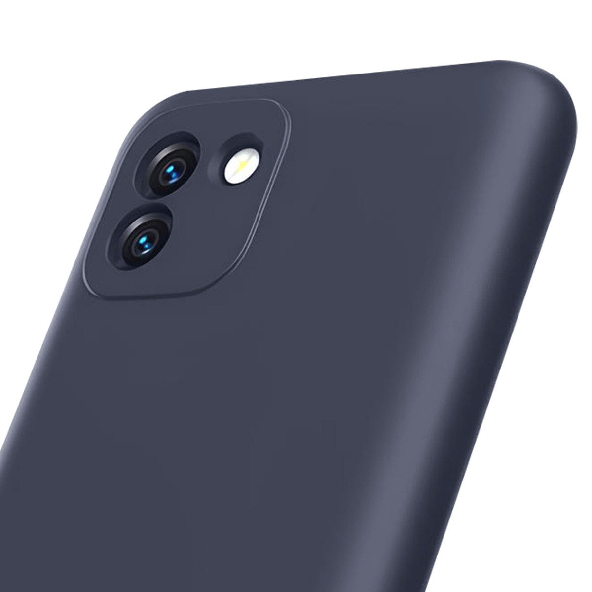 Primo piano di una custodia blu navy con tre lenti della fotocamera. Lo sfondo è bianco.