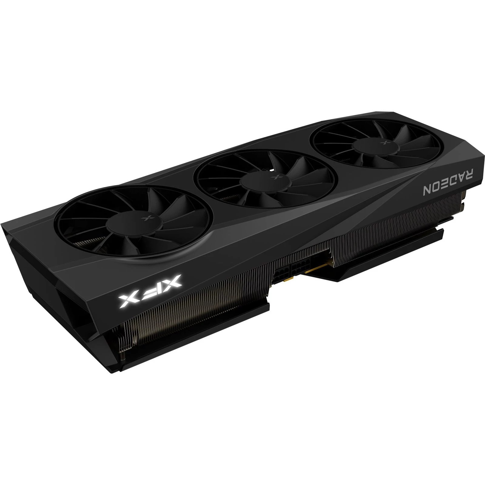 Czarna karta graficzna XFX Radeon z trzema wentylatorami jest wyświetlana pod kątem. Widoczne jest logo Radeon.