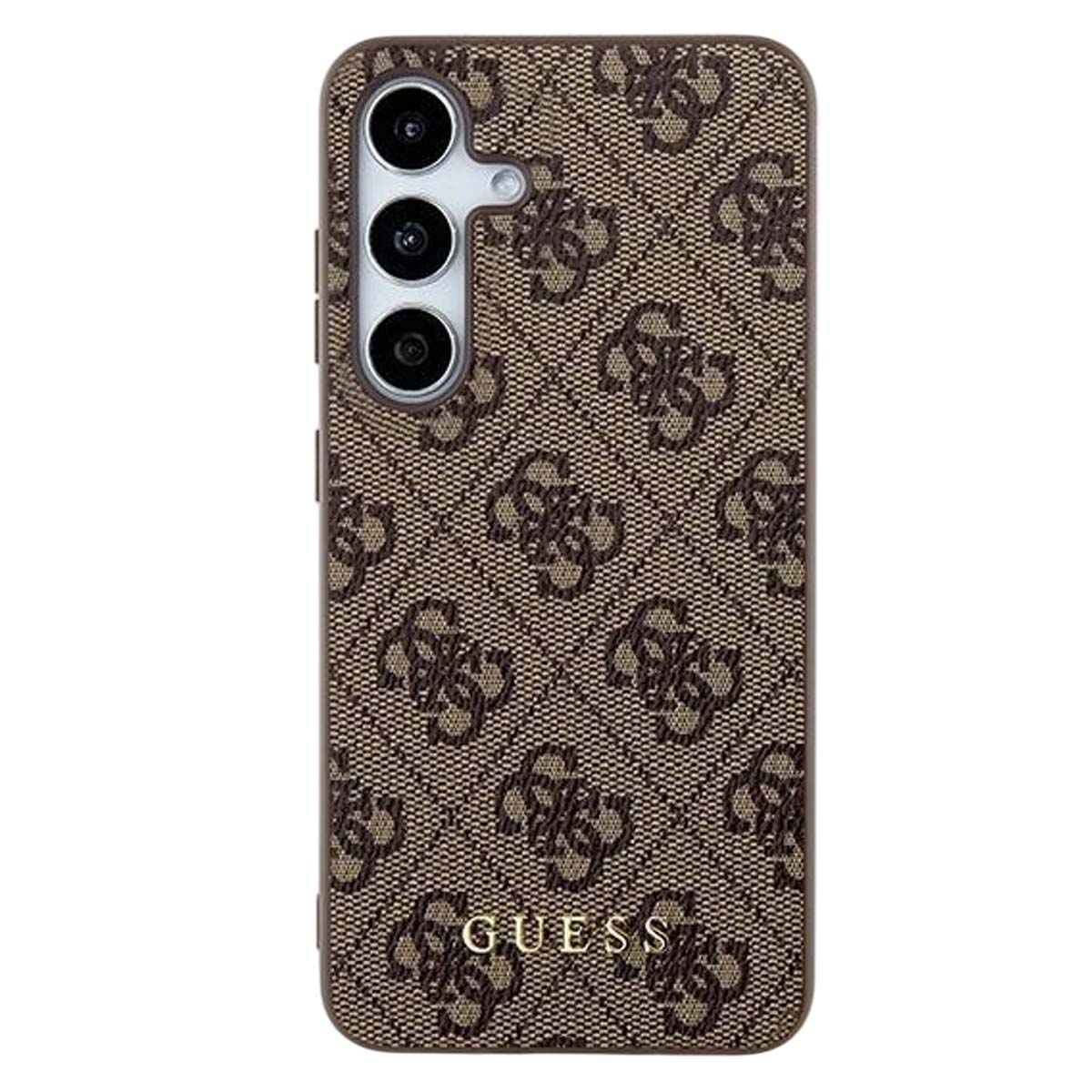 Una custodia per telefono Guess marrone. Ha un motivo ripetuto di loghi Guess e un modulo fotocamera.