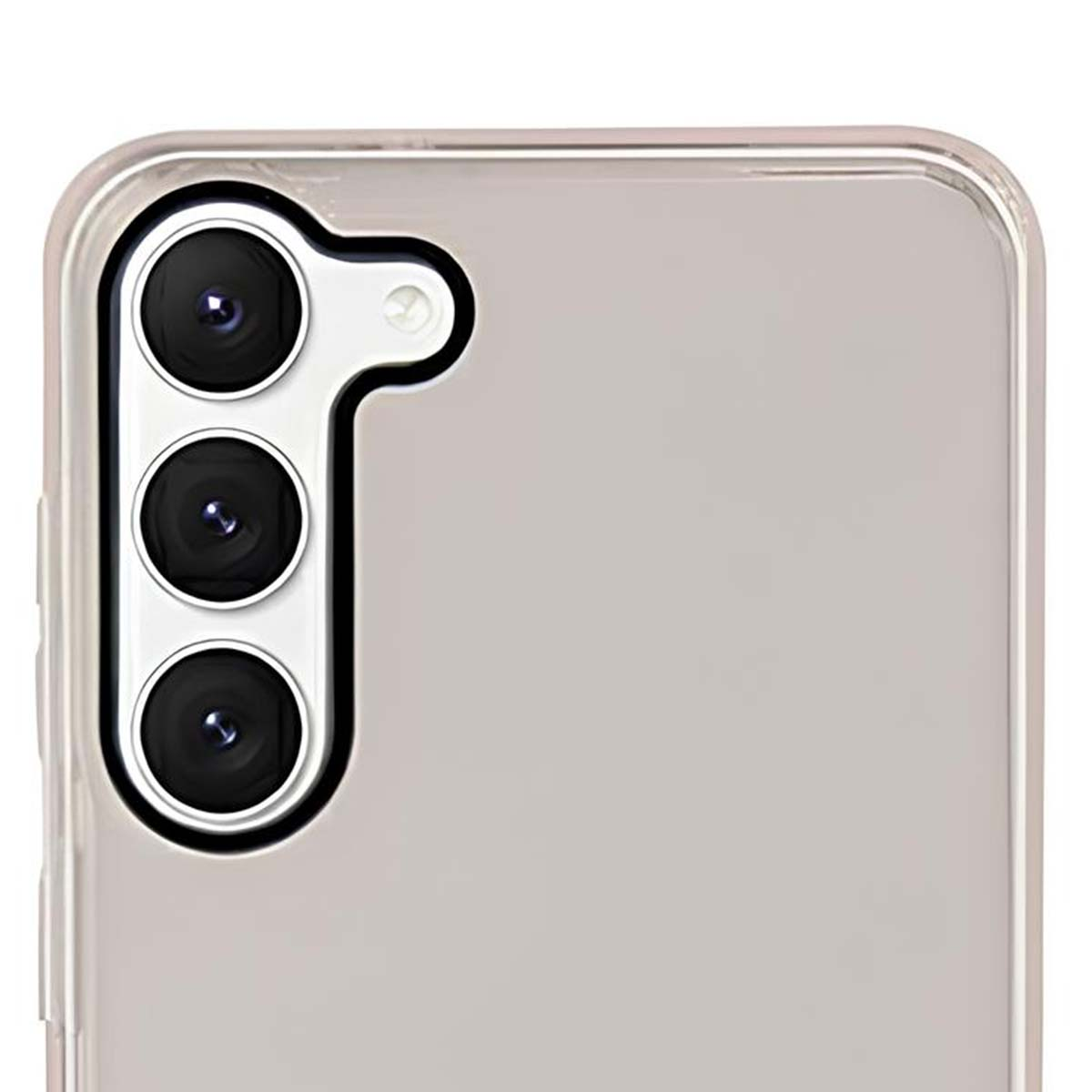 Primo piano di un modulo fotocamera del telefono con tre lenti e un flash. La custodia del telefono è trasparente. Lo sfondo è grigio chiaro.
