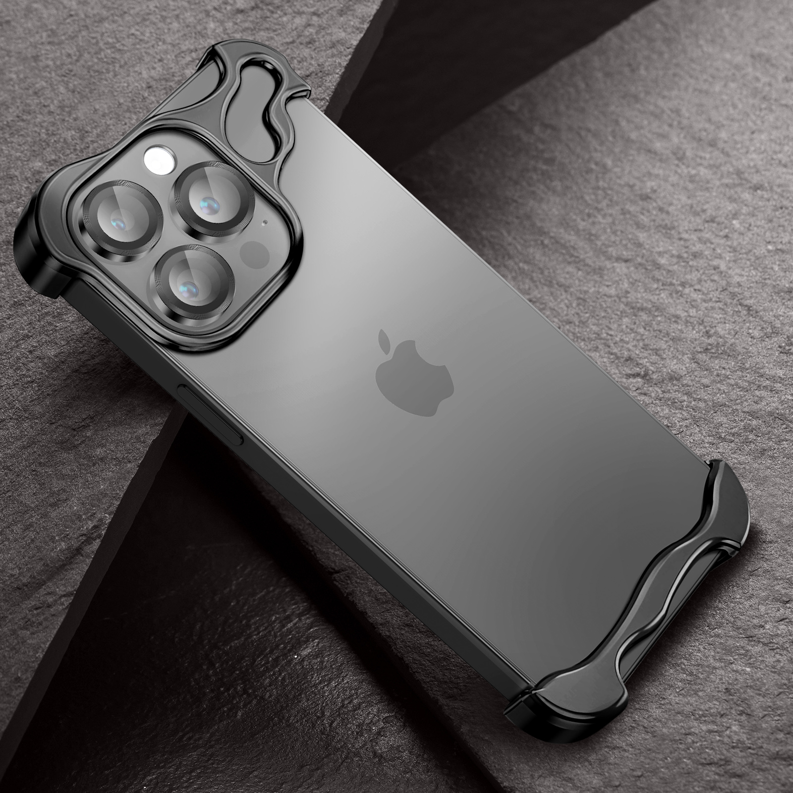 Un iPhone nero con una custodia protettiva su uno sfondo strutturato. Il telefono ha un logo Apple visibile.