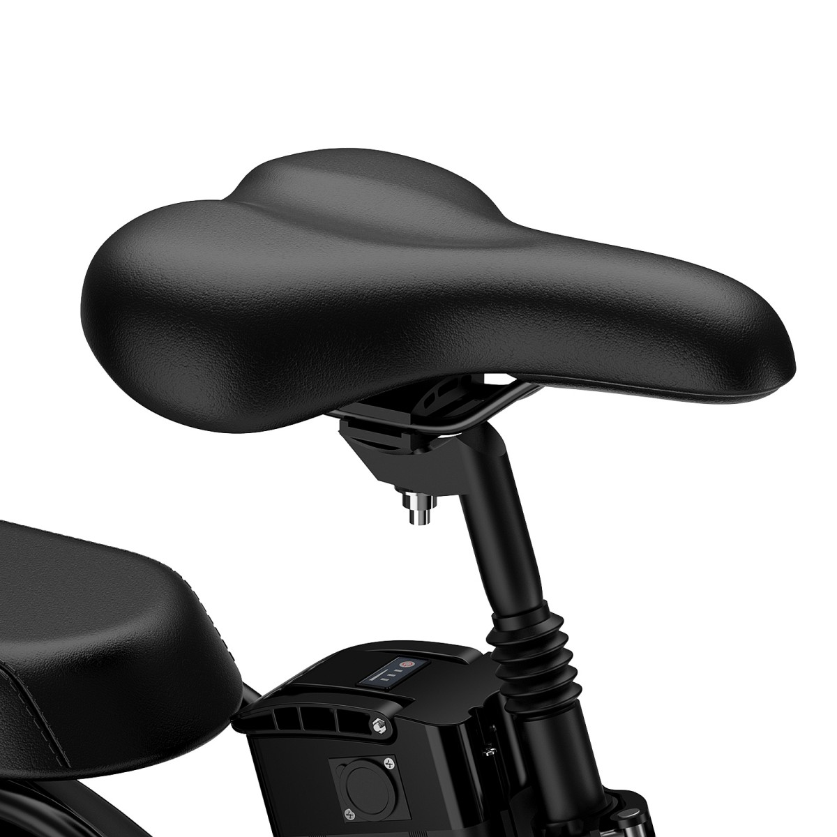 Zbliżenie czarnego siodełka rowerowego, z czarną sztycą i akumulatorem. Siedzisko jest wyściełane, a tło białe.