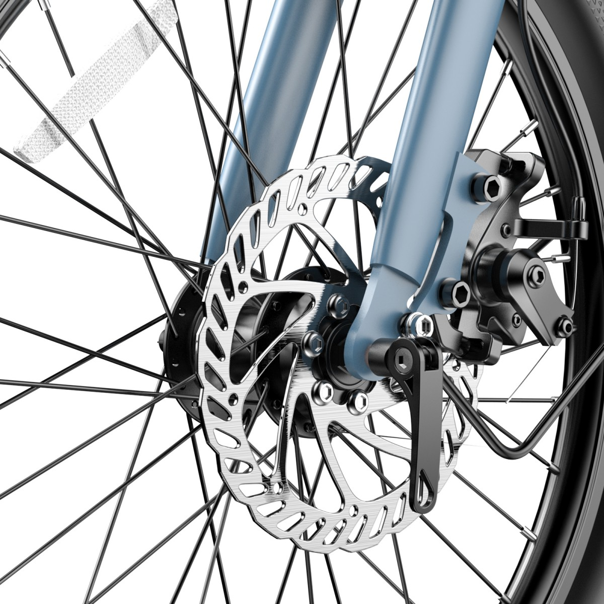 Zbliżenie koła roweru. Hamulec tarczowy pośrodku, szprychy promieniują na zewnątrz. Niebieski widelec podtrzymuje koło. Czarna opona.