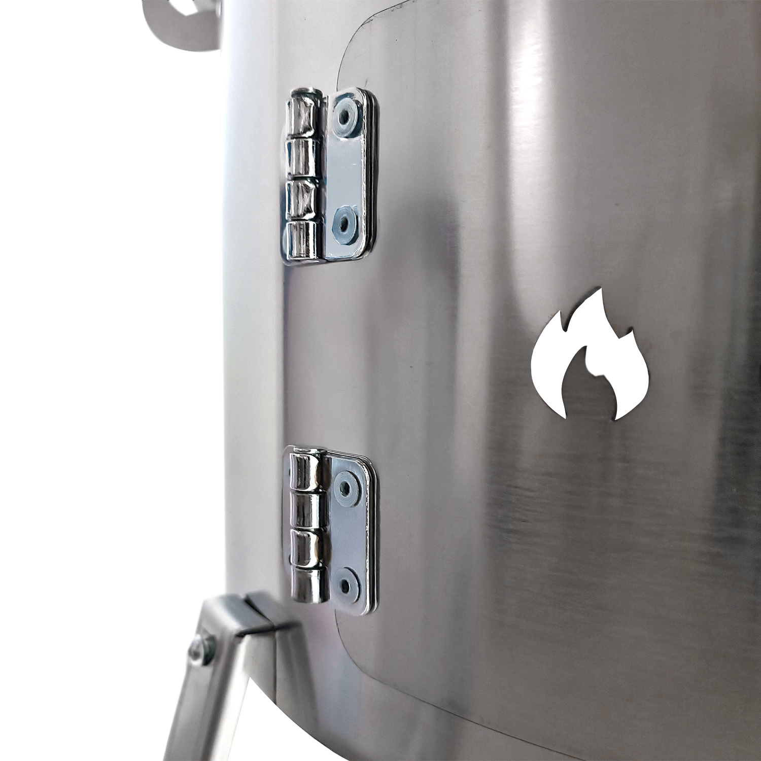 Nahaufnahme eines Edelstahlgrills. Sichtbar sind Scharniere, ein Flammenlogo und der Körper des Grills. Der Hintergrund ist weiß.