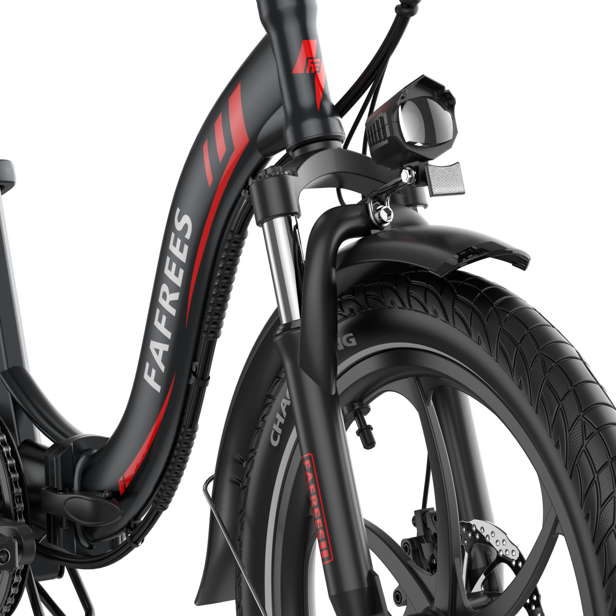 Zbliżenie czarnego roweru elektrycznego z czerwonymi akcentami. Widoczne przednie koło, reflektor i branding FAFFREES.