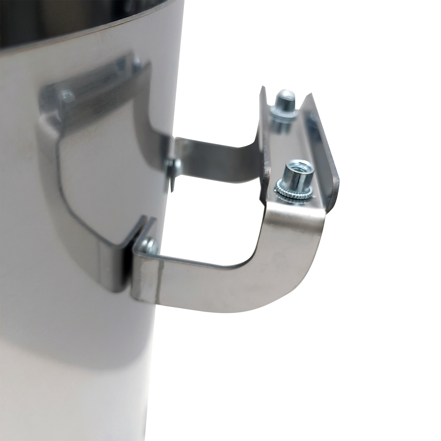 Nahaufnahme eines metallischen Griffs, der an einem zylindrischen Metallobjekt befestigt ist und mit Schrauben und Bolzen gesichert ist, vor weißem Hintergrund.