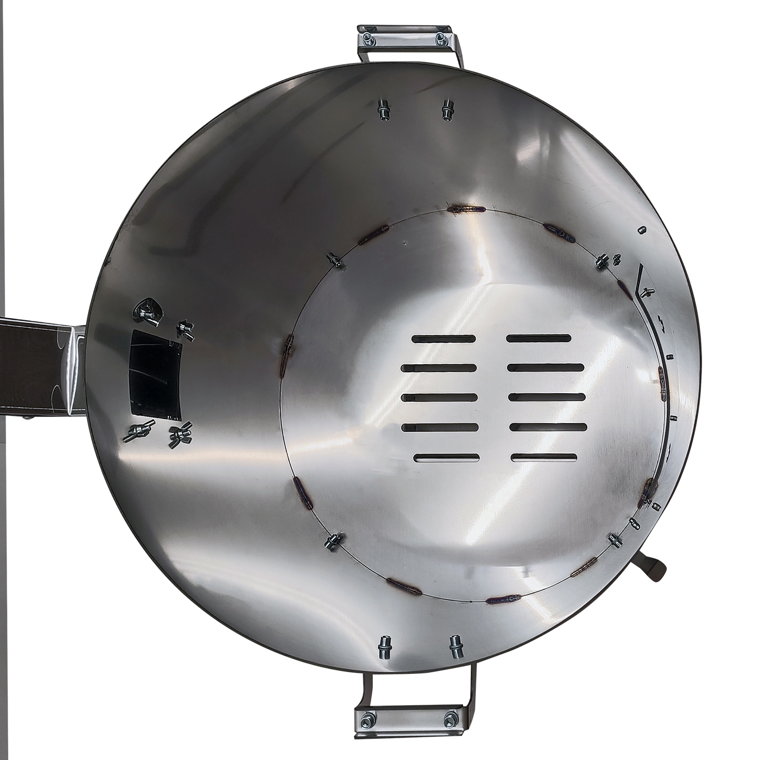 Ein metallischer, runder Grilldeckel mit Griff und Lüftungsschlitzen. Der Deckel ist an einer Metallstruktur befestigt.
