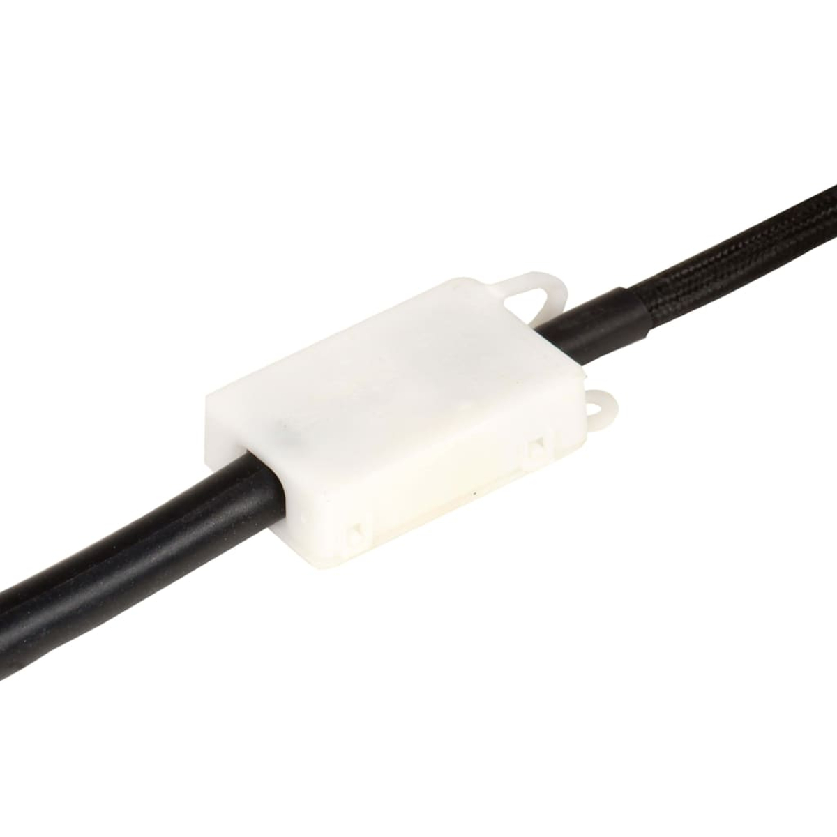 Ein weißer rechteckiger Clip hält zwei schwarze Kabel. Die Kabel gehen von gegenüberliegenden Seiten in den Clip, vor weißem Hintergrund.