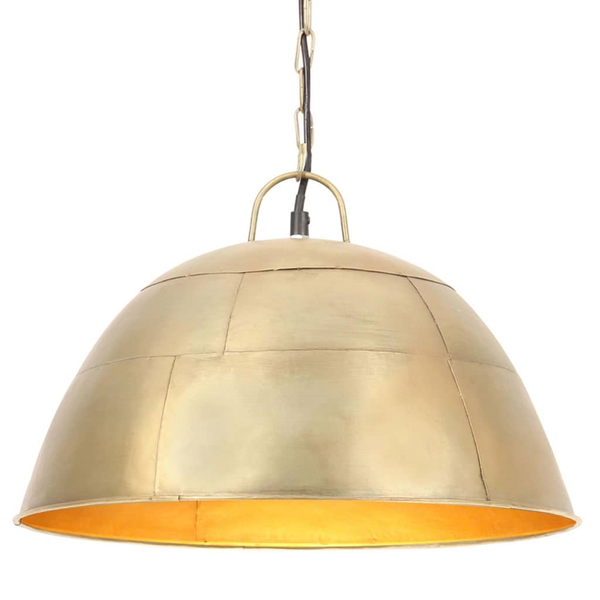 Eine goldfarbene, kuppelförmige Pendelleuchte hängt an einer Kette. Die Lampe besteht aus Metall mit sichtbaren Nähten. Das Licht scheint.