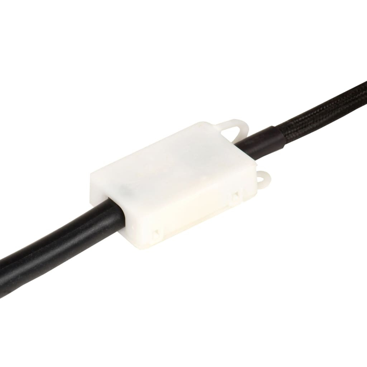 Ein weißer Kunststoff-Kabelclip hält zwei schwarze Kabel. Ein Kabel ist glatt, das andere geflochten. Der Hintergrund ist reinweiß.