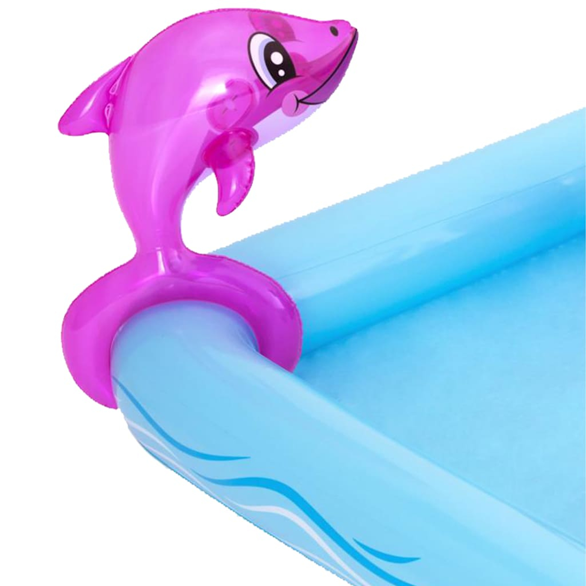 Ein rosa aufblasbarer Delphin schmückt einen blauen aufblasbaren Pool. Der Delphin hat ein lächelndes Gesicht und ist am Rand des Pools befestigt.