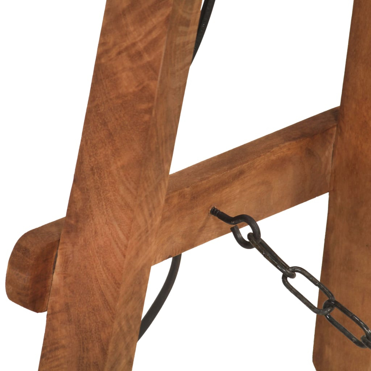 Nahaufnahme einer Holzleiternstruktur mit dunkler Kette und schwarzem Kabel. Das Holz hat einen warmen Braunton. Weißer Hintergrund.