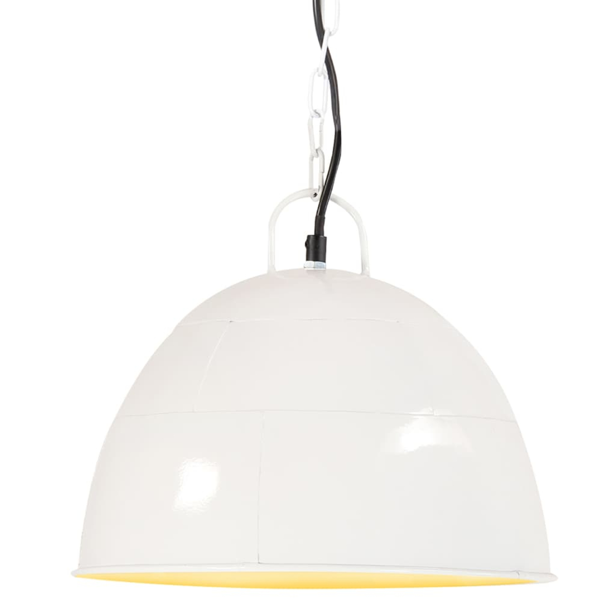 Eine weiße, kuppelförmige Pendelleuchte hängt an einer Kette und einem Kabel. Die Lampe hat unten einen gelben Schein.