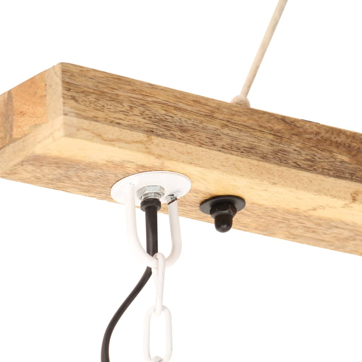 Holzbalken mit weißer Kette, schwarzem Draht und schwarzer Kappe. Ein beiges Seil ist befestigt. Weißer Hintergrund.