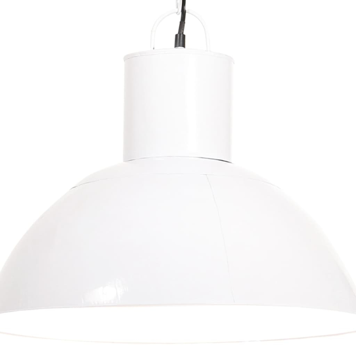 Eine weiße Industrie-Pendelleuchte hängt von der Decke. Die Lampe hat einen zylindrischen Aufsatz und einen breiten, abgerundeten Schirm, alles weiß.
