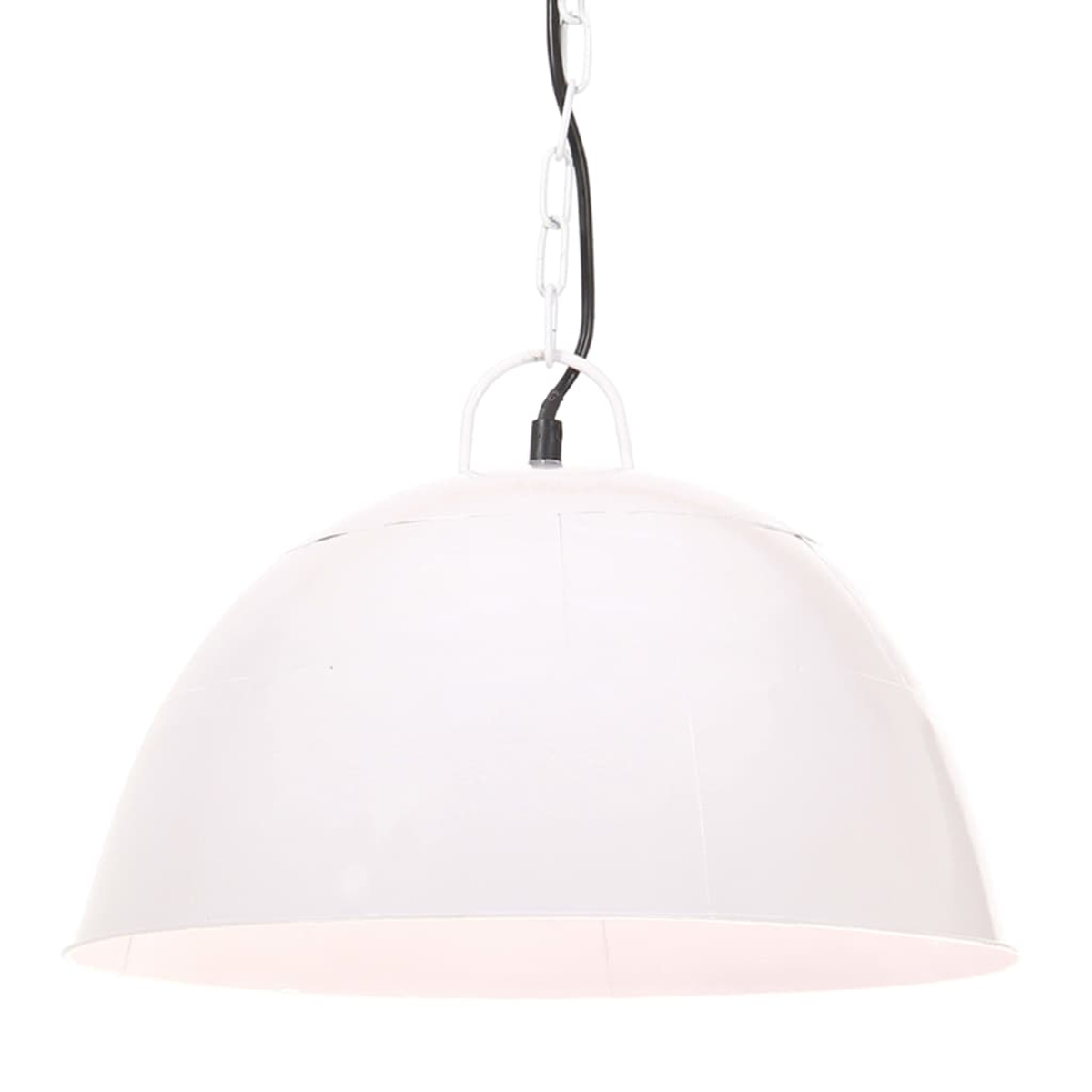 Eine weiße, kuppelförmige Pendelleuchte, die an einer Kette und einem schwarzen Kabel vor weißem Hintergrund hängt.