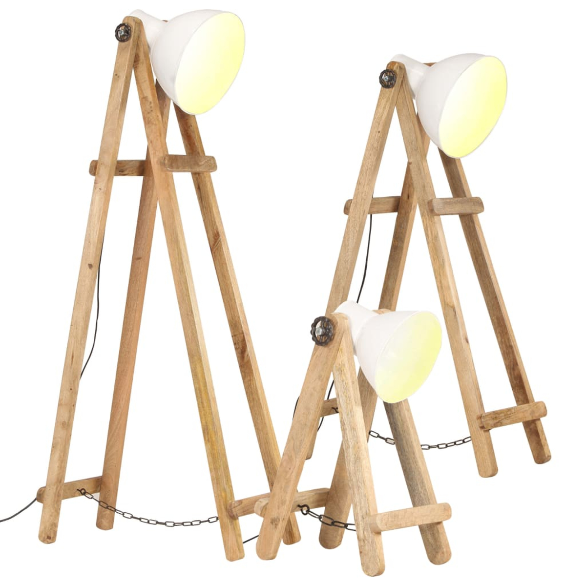 Drei hölzerne Stativlampen mit weißen Schirmen sind beleuchtet. Die Lampen sind durch eine Kette verbunden. Der Hintergrund ist weiß.