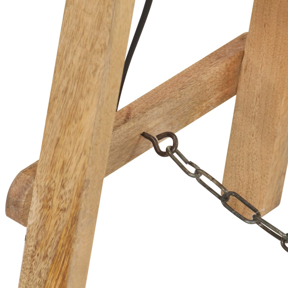 Nahaufnahme von Holzstuhlbeinen mit Metallkette. Das Holz ist hellbraun mit sichtbarer Maserung. Die Kette ist an den Beinen befestigt.