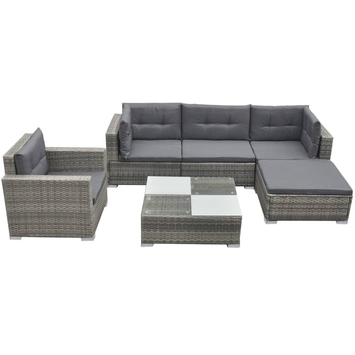 Graues Outdoor-Ecksofa aus Korbgeflecht mit Kissen, passendem Sessel und quadratischem Couchtisch mit Glasplatte.
