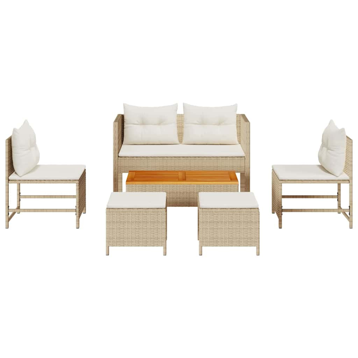 Ein Rattan-Gartenmöbel-Set mit Sofa, zwei Stühlen, zwei Ottomanen und einem Couchtisch, alle mit cremefarbenen Kissen.