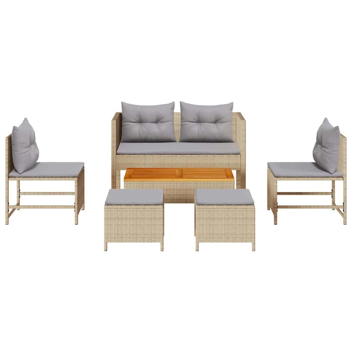 Outdoor-Rattan-Möbelset. Es beinhaltet eine Doppelsitz, zwei Stühle, zwei Ottomanen und einen Couchtisch, alle mit grauen Kissen.