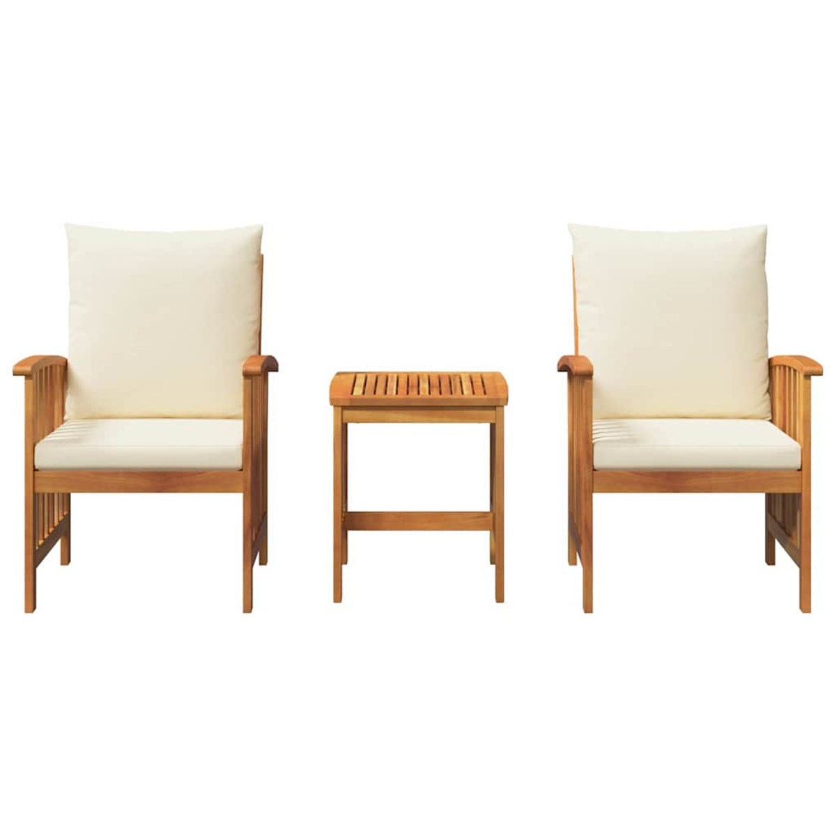 Dos sillas de madera con cojines crema y una mesa pequeña sobre un fondo blanco. Las sillas tienen reposabrazos.
