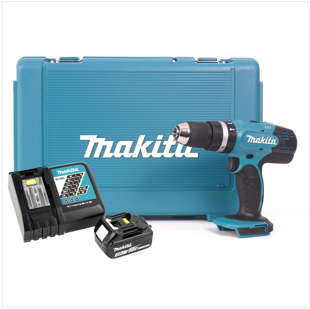 Auf weißer Oberfläche befindet sich ein türkisfarbenes Makita-Bohrer-Set. Das Set enthält einen Bohrer, ein Ladegerät, einen Akku und einen Tragekoffer.