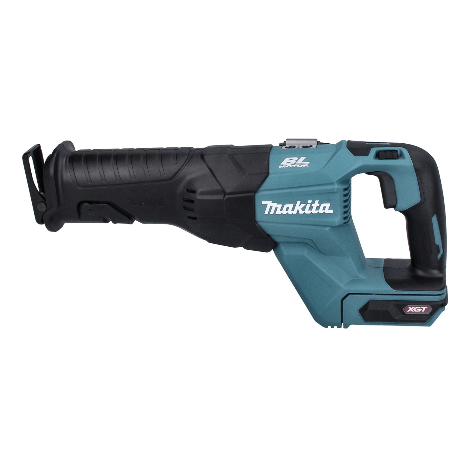 Eine Makita Säbelsäge, schwarz und blaugrün, auf weißem Hintergrund. Sie hat das Makita-Logo und die XGT-Batteriebezeichnung.