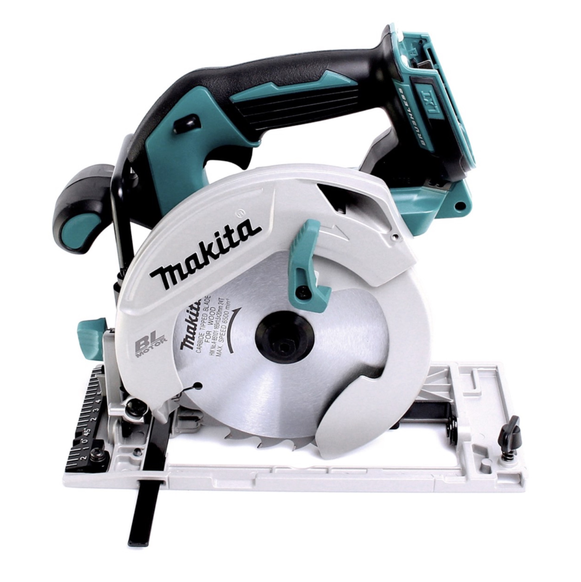 Eine Makita-Kreissäge mit silberner Klinge und türkisfarbenen Akzenten. Die Säge steht auf einer weißen Oberfläche mit Makita-Logo.
