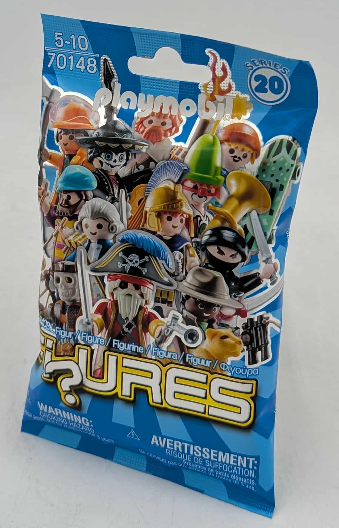 Borsa Playmobil blu con varie statuine. Include un pirata, un ninja e altri personaggi della serie 20. Etichetta di avvertimento visibile.