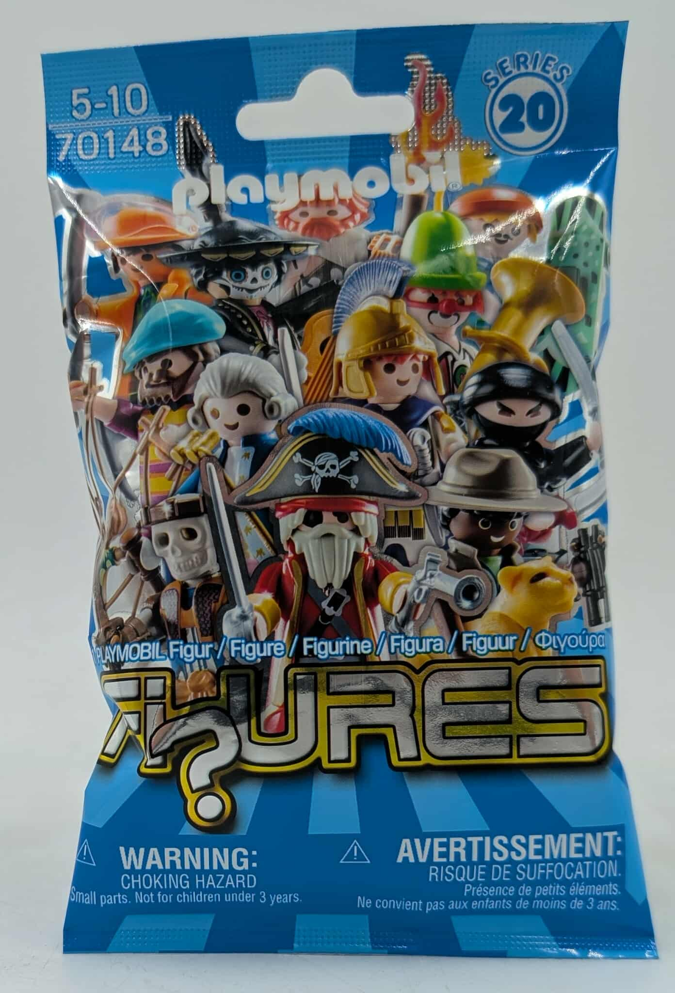 Una confezione di personaggi Playmobil con più personaggi giocattolo, un pirata, un cavaliere e altri personaggi, e un avvertimento per le piccole parti.