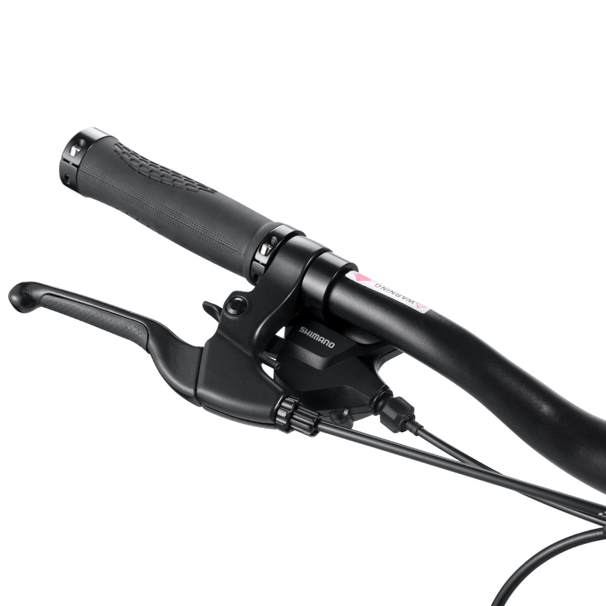 Zbliżenie kierownicy roweru. Czarna dźwignia hamulca, etykieta Shimano, uchwyt i mostek. Widoczna etykieta ostrzegawcza. Kable i przewody podłączone.