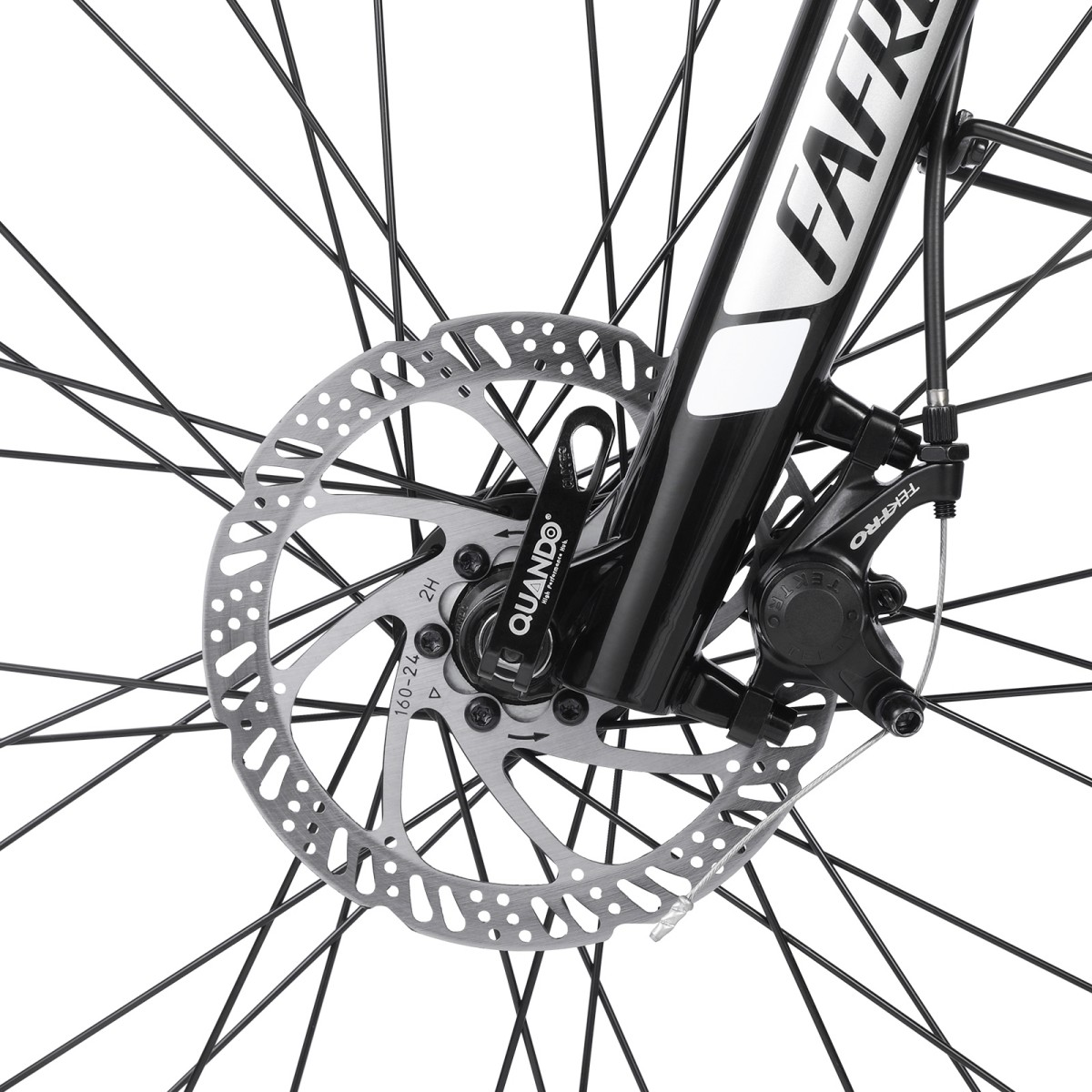 Zbliżenie koła roweru z hamulcem tarczowym. Koło ma wiele szprych. Tarcza hamulcowa jest srebrna, a zacisk czarny.