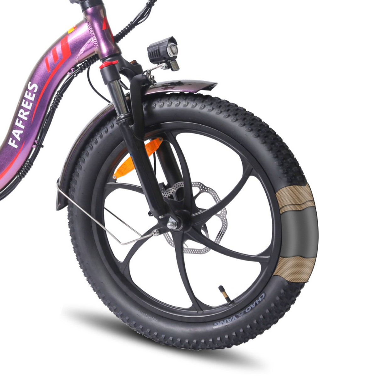 Fioletowy rower elektryczny, szczegół przedniego koła. Czarna opona z napisem CHAOYANG. Brązowy i czarny błotnik. Srebrny hamulec tarczowy.