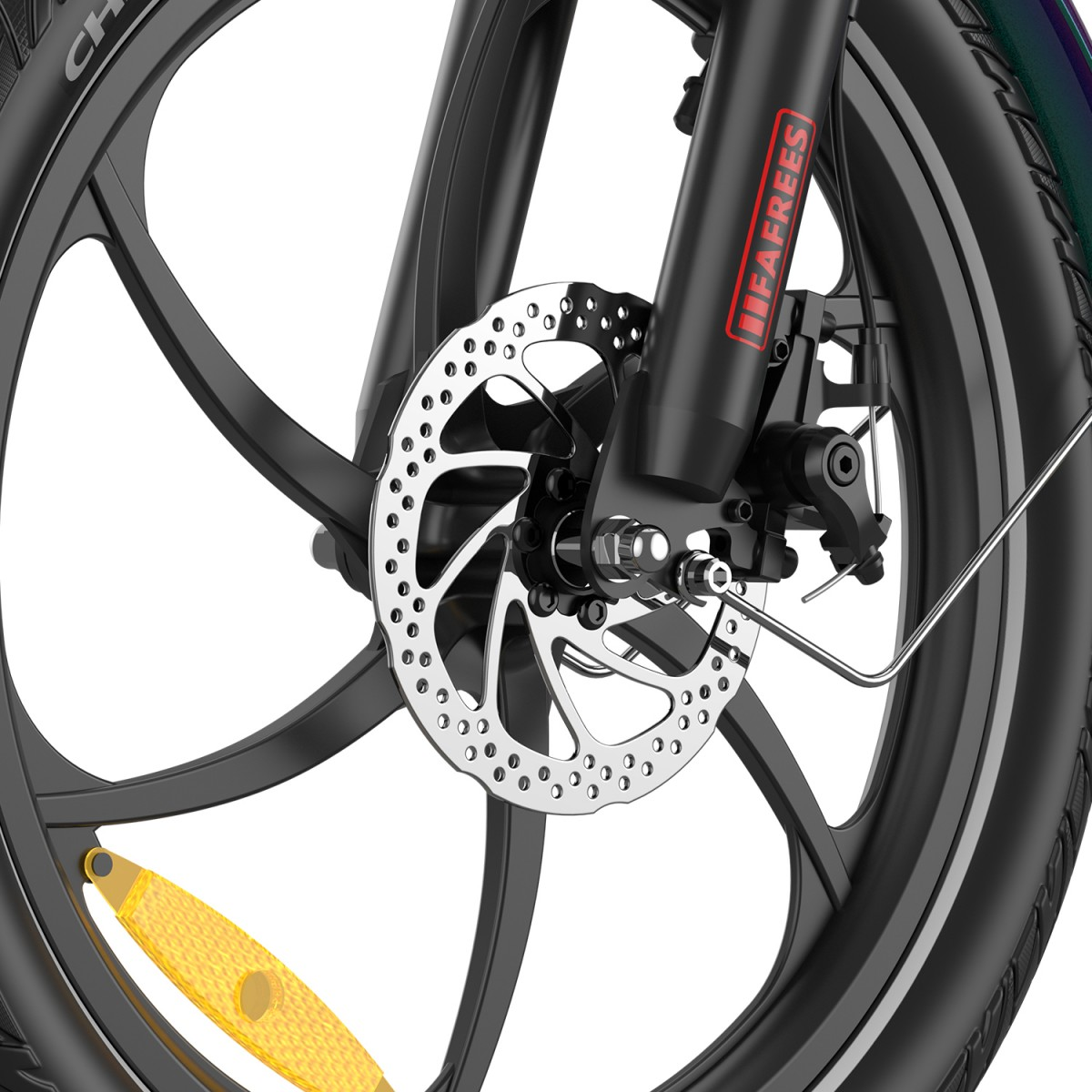 Zbliżenie koła roweru z czarną obręczą, srebrną tarczą hamulcową i czarną oponą. Na widelcu napis 'LIFAFREES'.