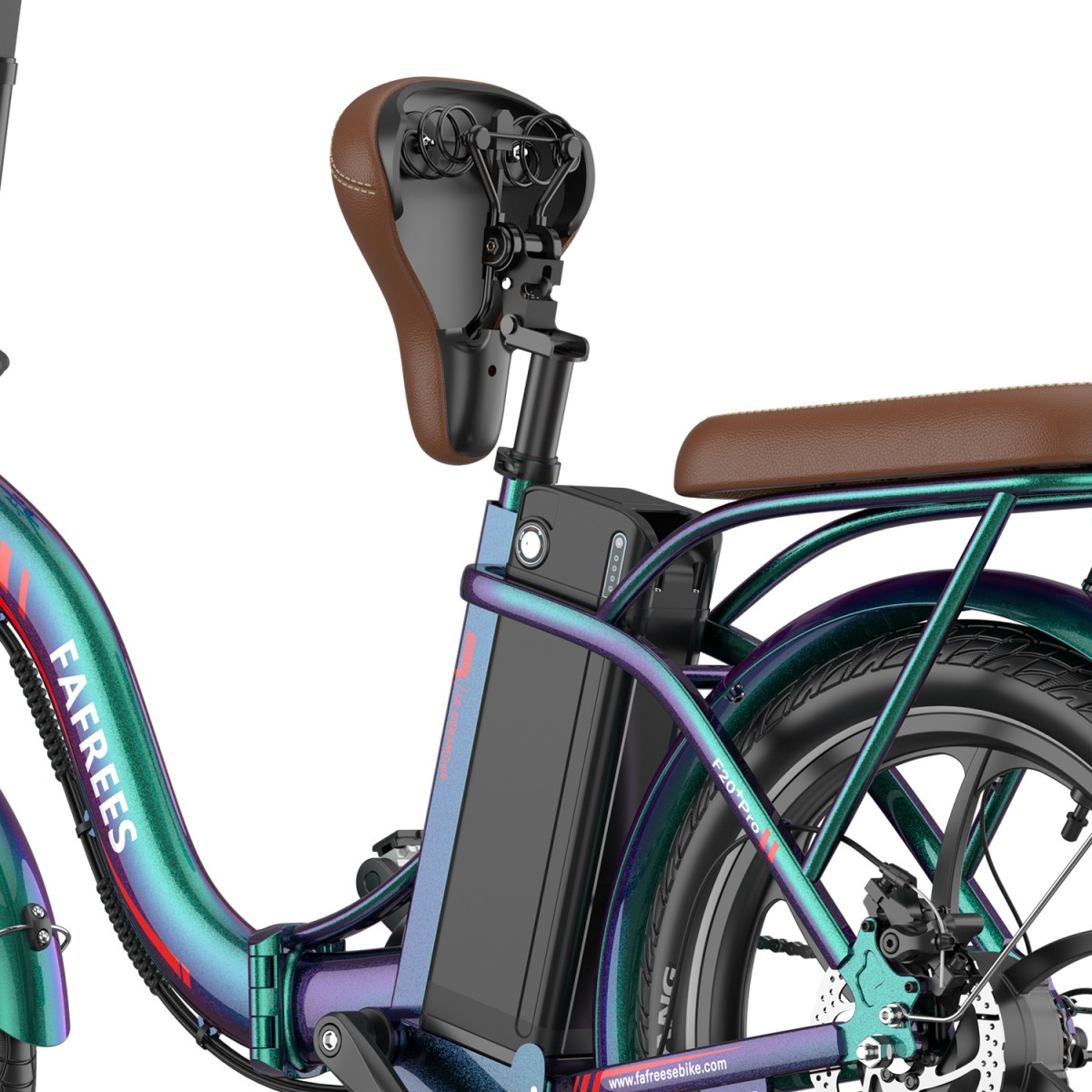 Zbliżenie roweru elektrycznego. Widoczne są siedzenie, bateria i rama. Rower ma brązowe siedzenie i niebiesko-zieloną ramę.