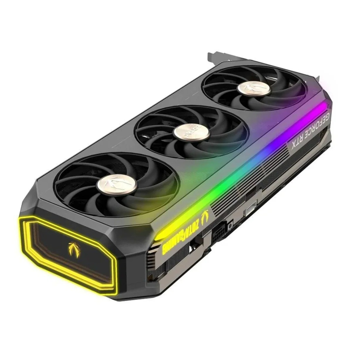 Una tarjeta gráfica Zotac Gaming GeForce RTX. Tiene tres ventiladores y una barra de luz que cambia de color. La tarjeta está sobre fondo blanco.