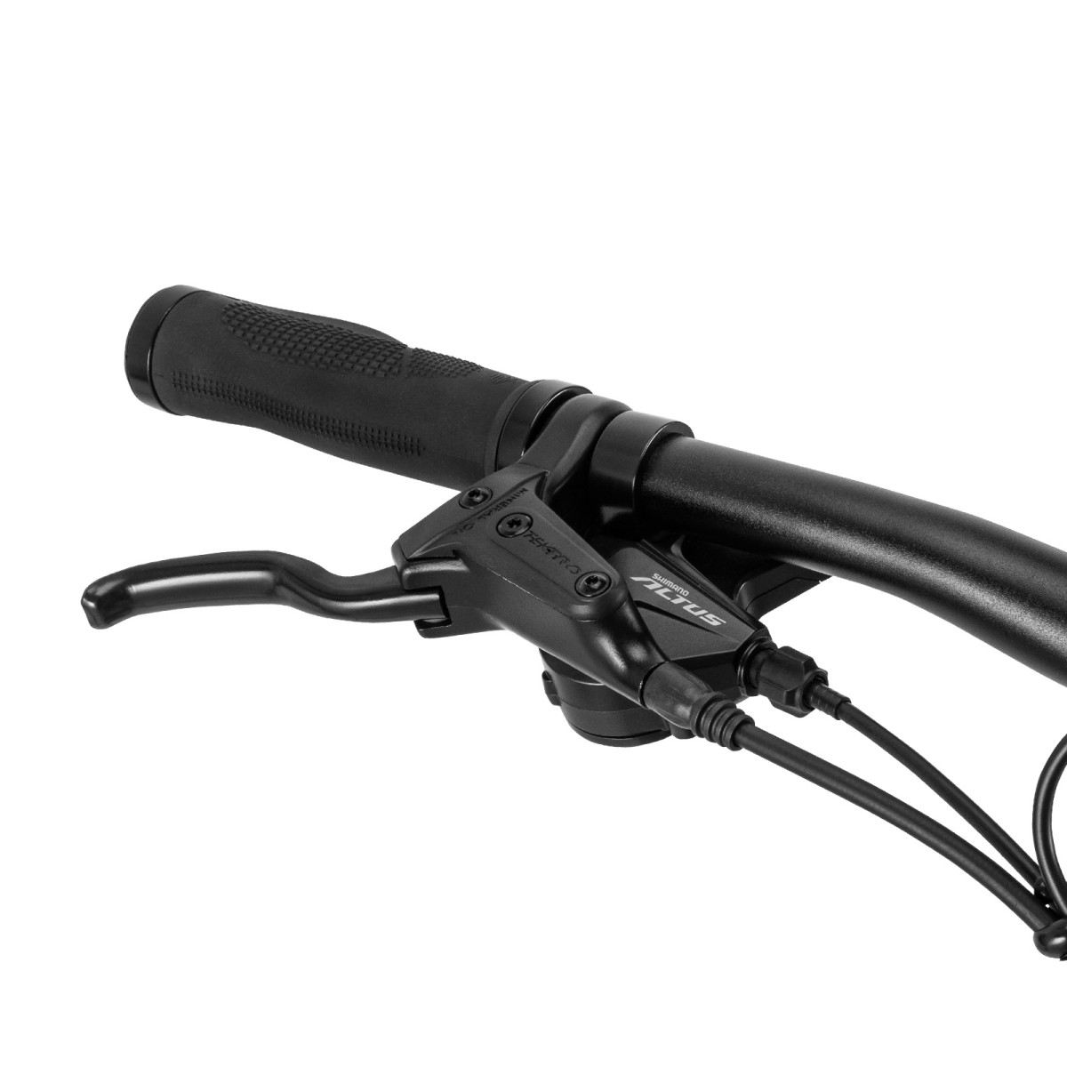 Zbliżenie kierownicy roweru. Czarna kierownica ma uchwyt, dźwignię hamulca i kable. Widoczne są komponenty Shimano Altus.
