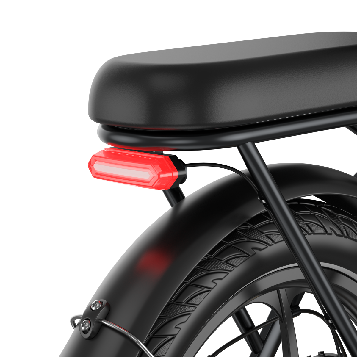 Zbliżenie czarnego roweru z czerwonym tylnym światłem. Widoczne siodełko i tylna opona na czarnym tle.