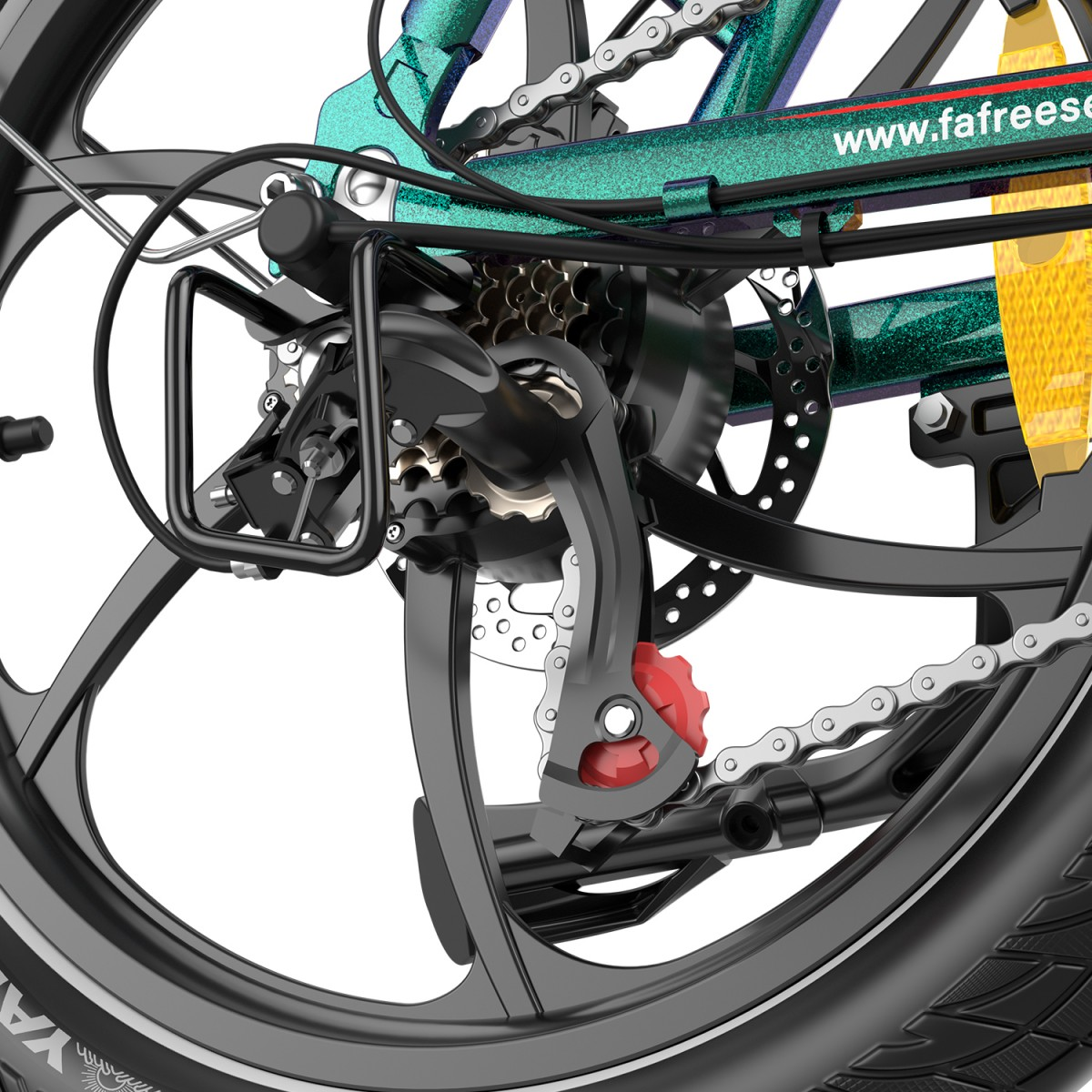 Zbliżenie tylnego koła roweru, pokazujące przerzutki, łańcuch i hamulec tarczowy. Rama jest turkusowa, z czarnym kołem i oponą.