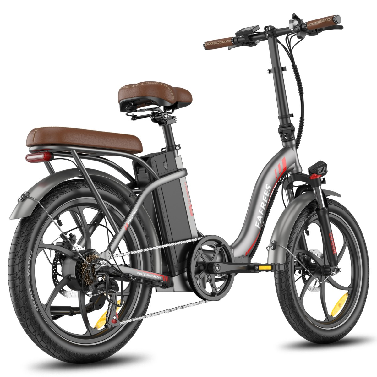 Rower elektryczny z brązowym siodełkiem i kierownicą, szarą ramą i czarnymi oponami na białym tle.