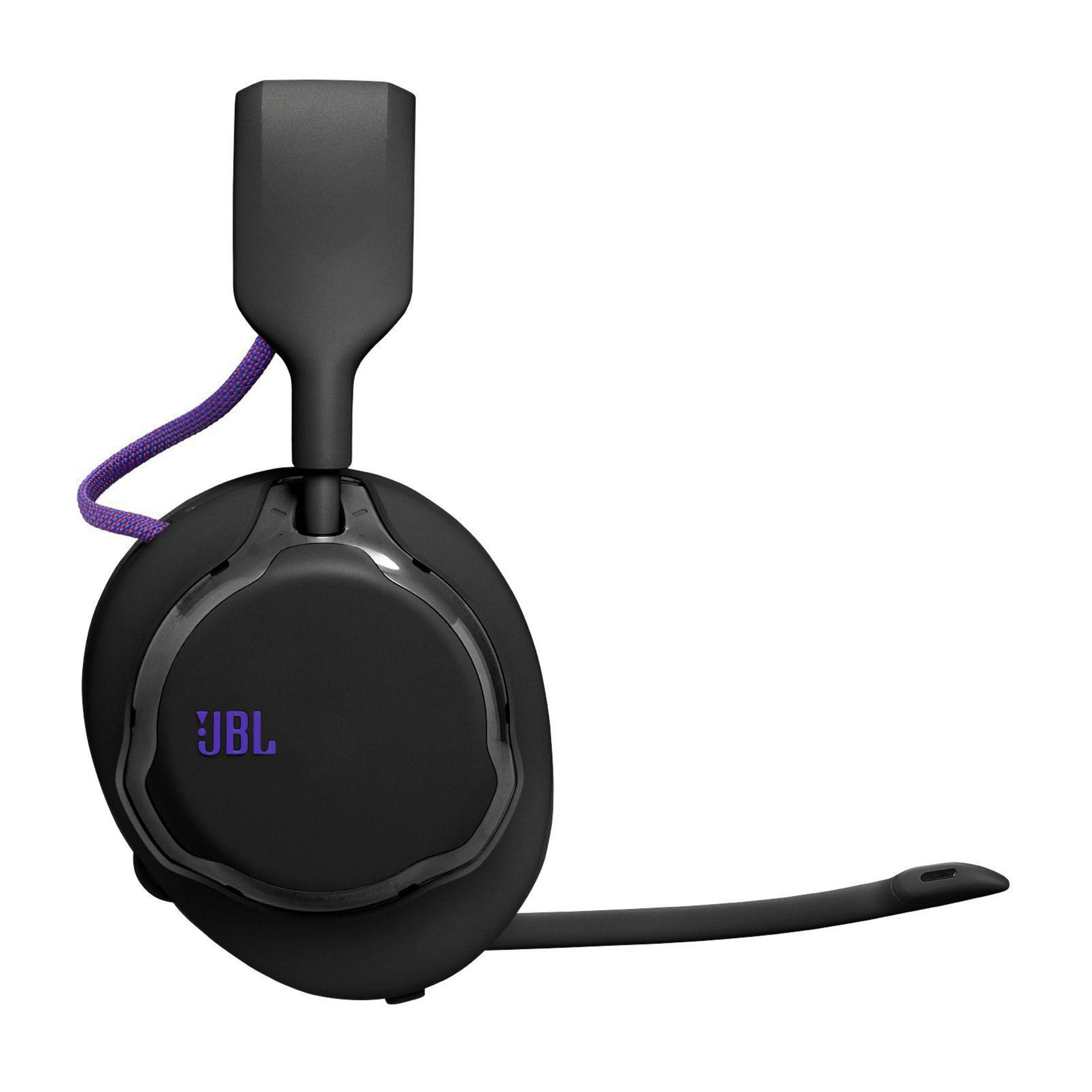 Cuffie da gioco JBL nere con un cavo viola. Le cuffie sono su uno sfondo bianco. Un microfono si estende dalla cuffia.