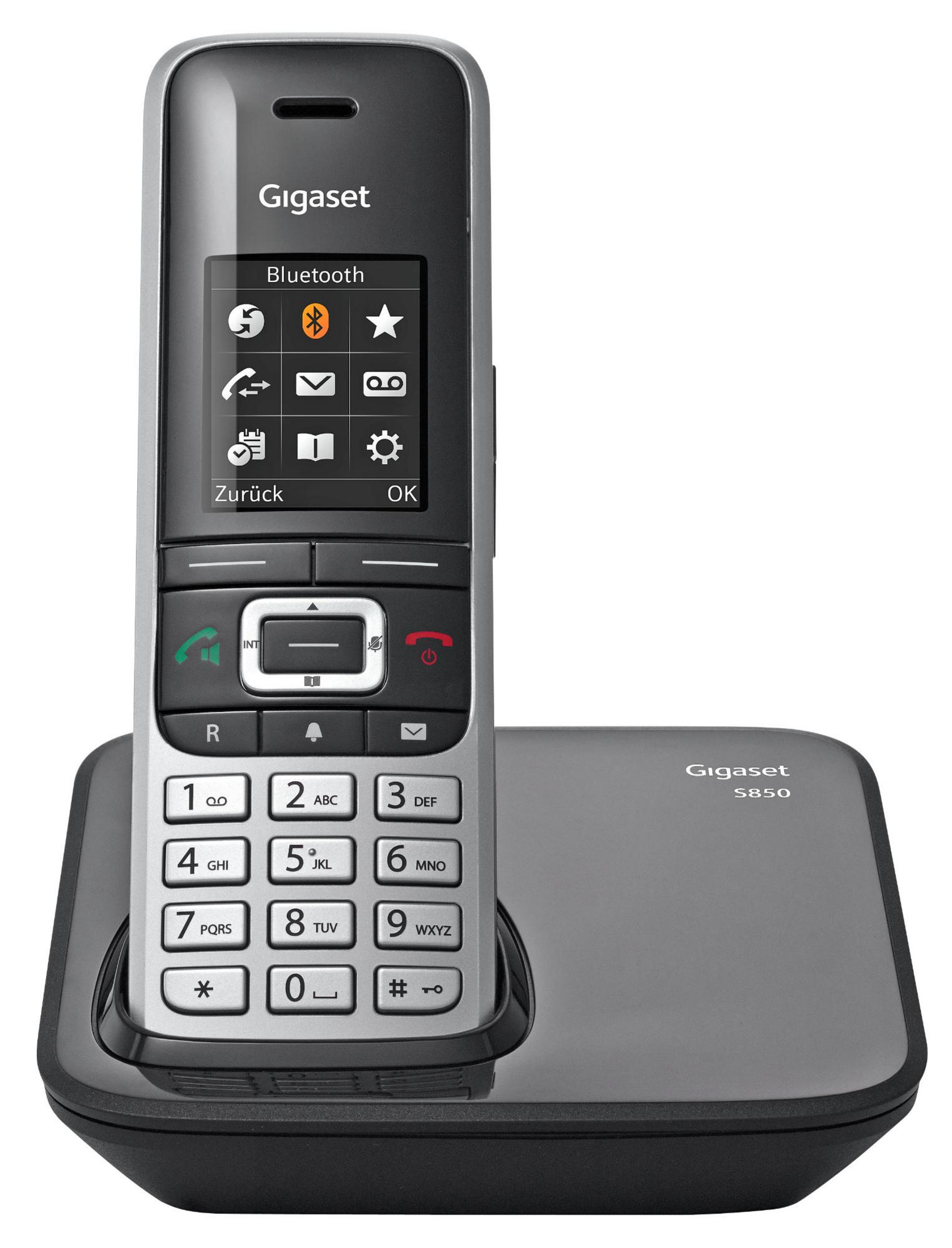 Un téléphone sans fil Gigaset sur sa base. Il possède un écran, des boutons et un clavier. La base est noire. Le téléphone est argenté et noir.