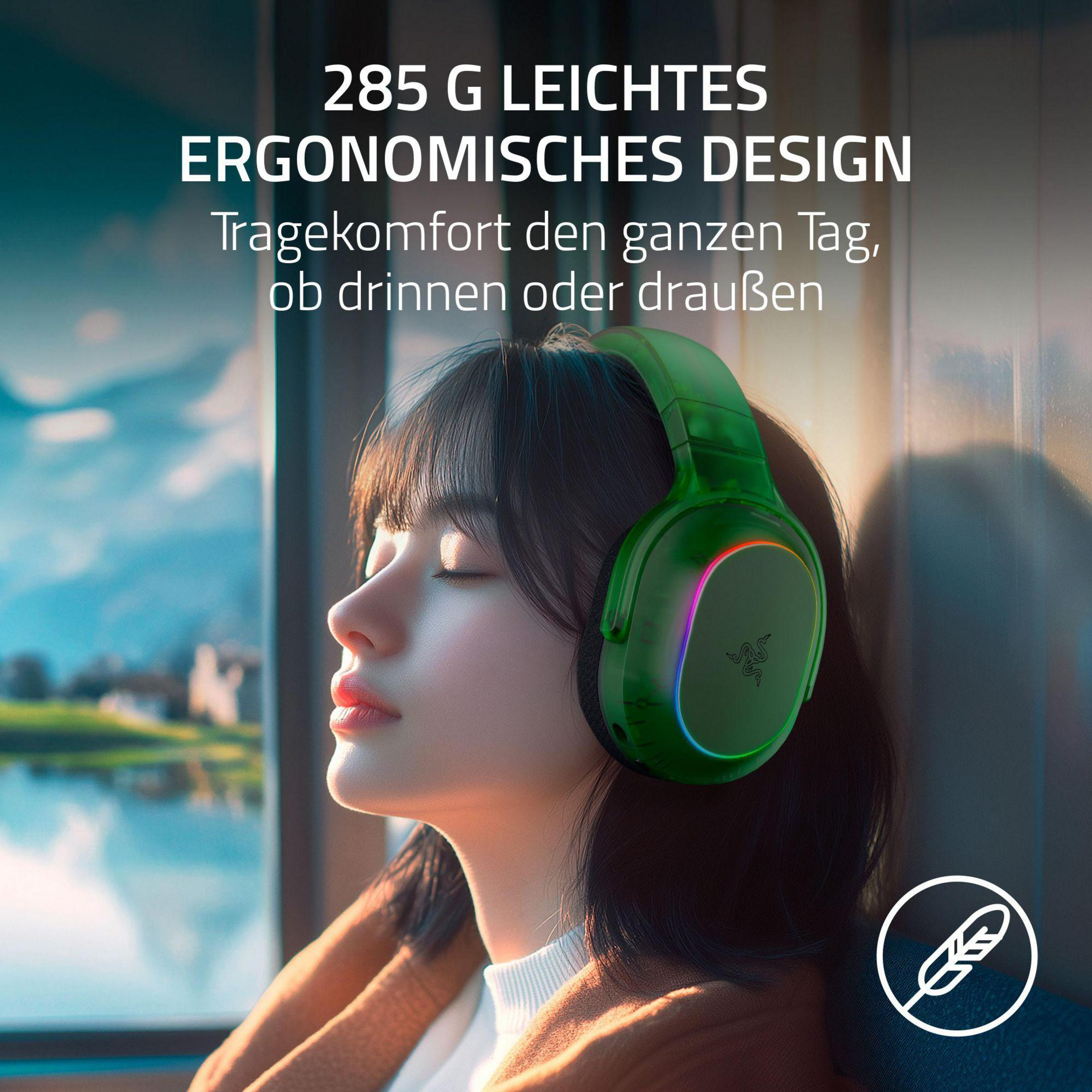 Kobieta w zielonych słuchawkach, z zamkniętymi oczami, przed oknem.