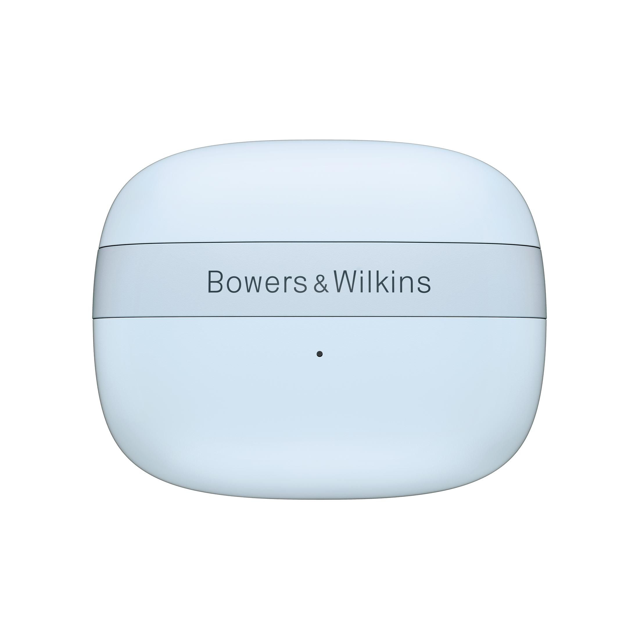 Ein hellblaues Ohrhörer-Etui, abgerundet, mit dem Schriftzug 'Bowers & Wilkins'. Ein kleiner Punkt befindet sich unter dem Text.