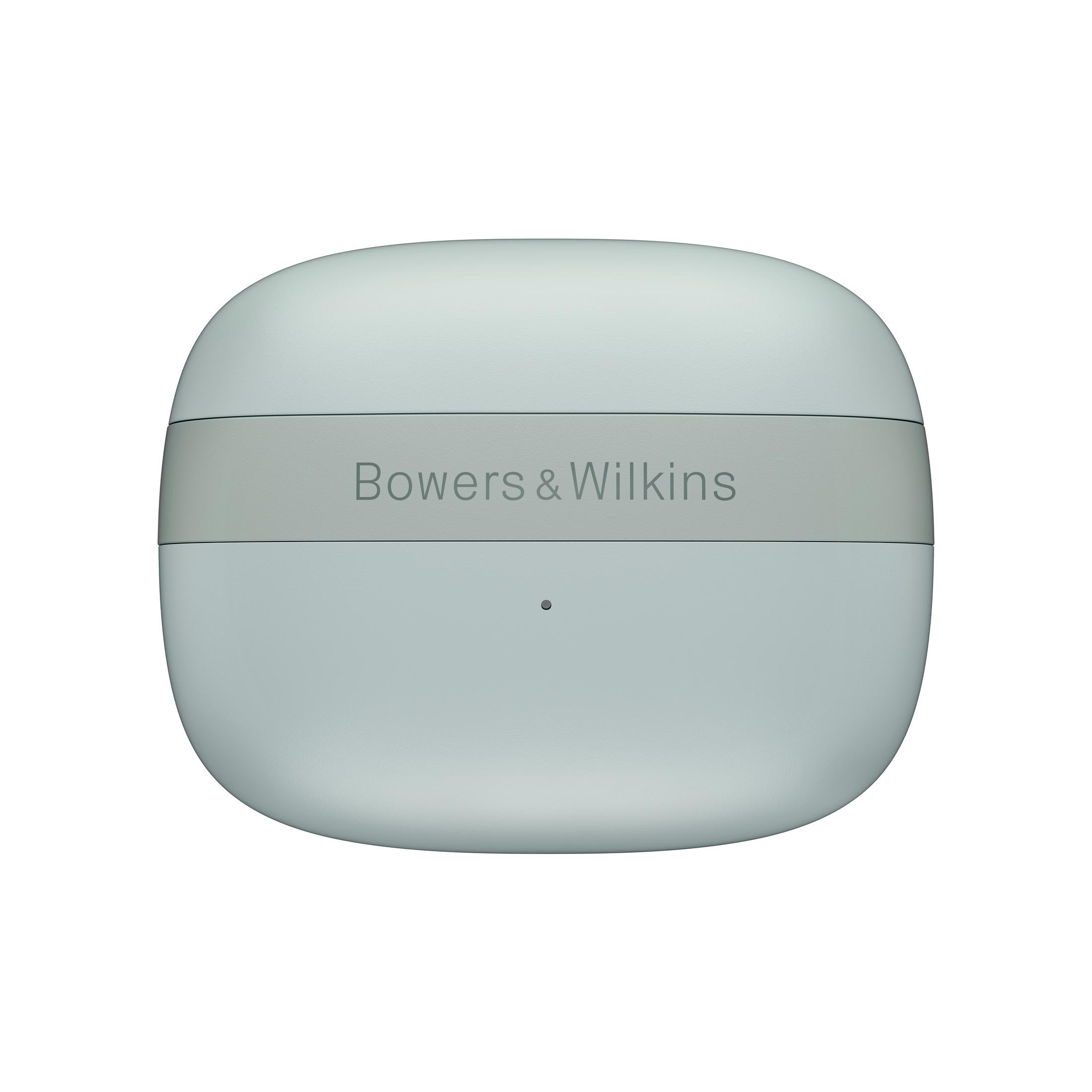 Ein hellblaues, abgerundetes Gehäuse mit 'Bowers & Wilkins' auf der Vorderseite. Ein kleiner Punkt befindet sich unter dem Text.